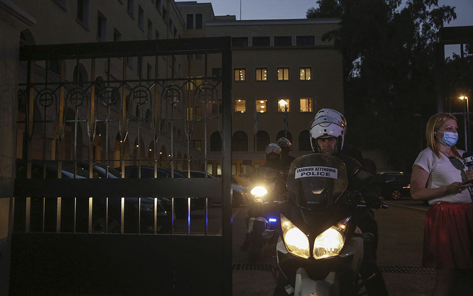 επίθεση-στη-μονή-πετράκη-επιμένει-ότ-561409492