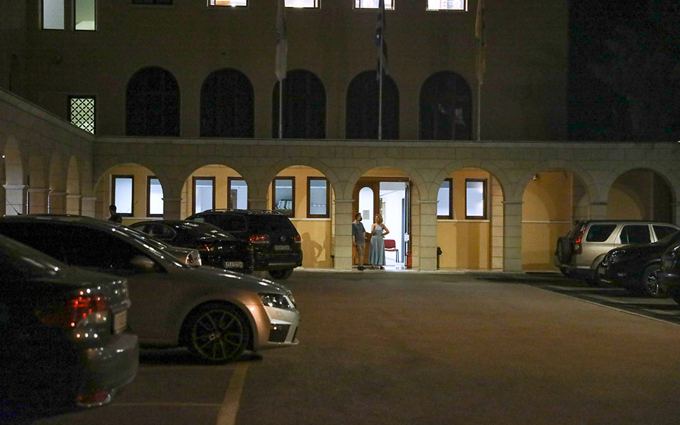 επίθεση-στη-μονή-πετράκη-μας-ράντισε-561409462