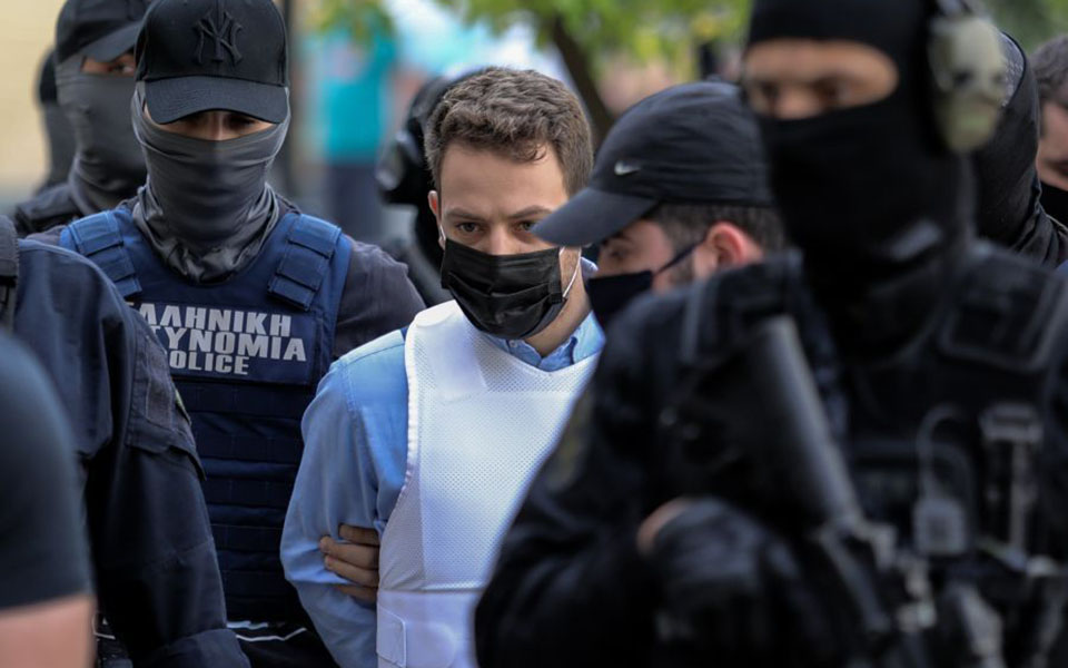 glyka-nera-stin-eyelpidon-o-33chronos-pilotos-i-ora-tis-apologias0