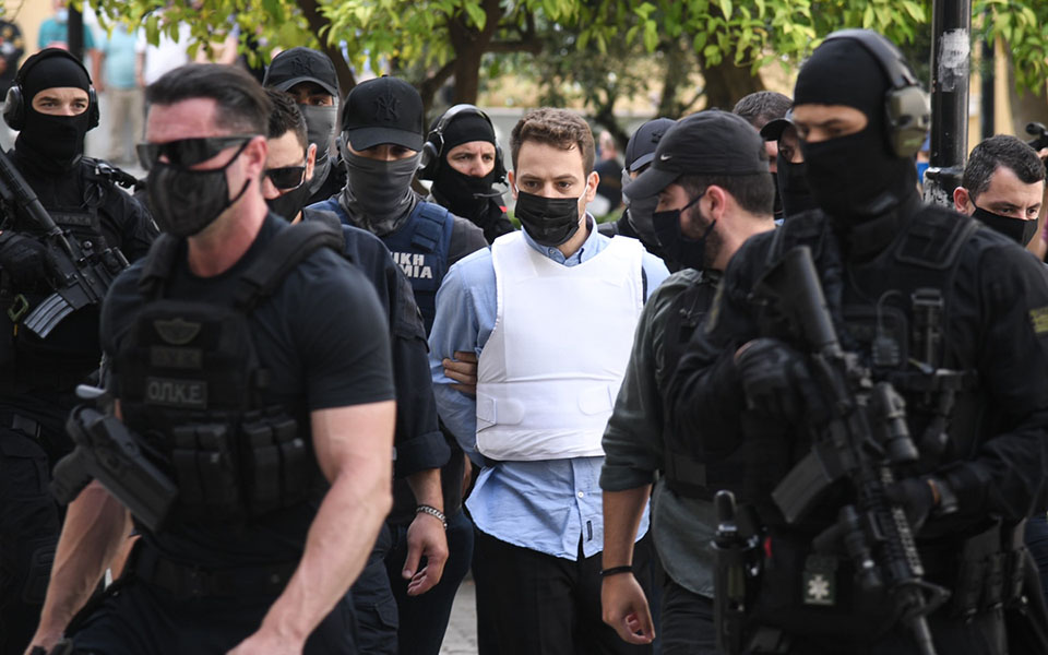 γλυκά-νερά-βροχή-ερωτήσεων-δέχθηκε-561407959