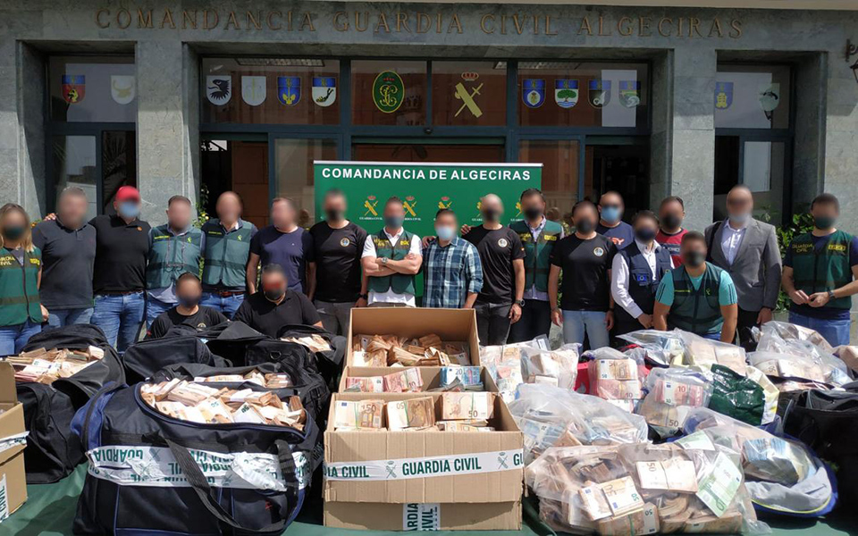 δεκαέξι-τόνοι-κοκαΐνης-και-165-εκατ-ευρώ-561395548