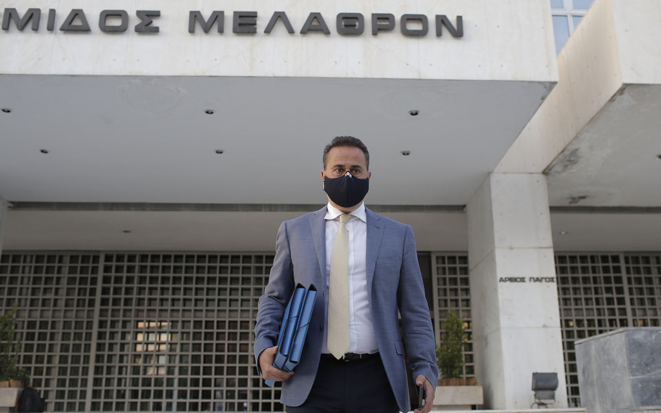 πλήρης-απαλλαγή-παπασταύρου-μετά-από-561416746