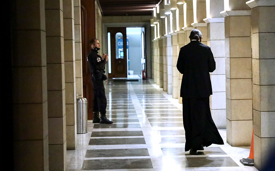 επίθεση-με-βιτριόλι-στη-μονή-πετράκη-τ-561409336