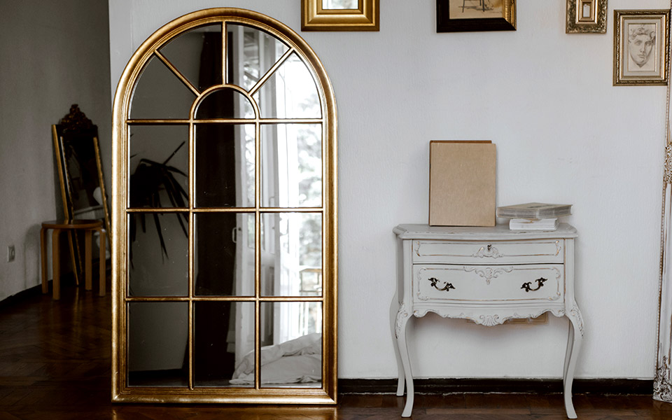 ανάμειξη-παλαιών-και-νέων-επίπλων-ανα-561385618