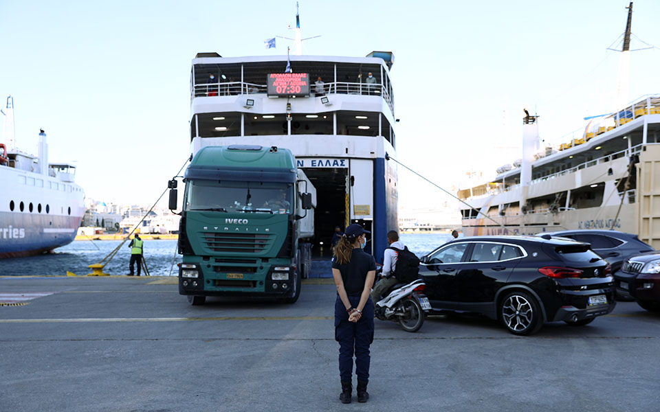 λιμάνι-πειραιά-αυτοκίνητο-έπεσε-στη-θ-561384664
