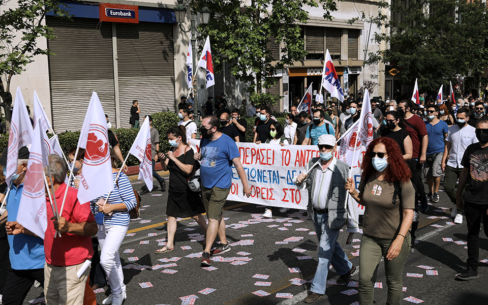 Σε απεργιακό κλοιό η χώρα – Συγκεντρώσεις για το εργασιακό νομοσχέδιο (Εικόνες-Βίντεο)-1
