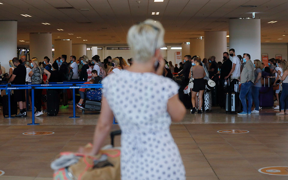 βρετανοί-σπεύδουν-να-επιστρέψουν-από-561391528