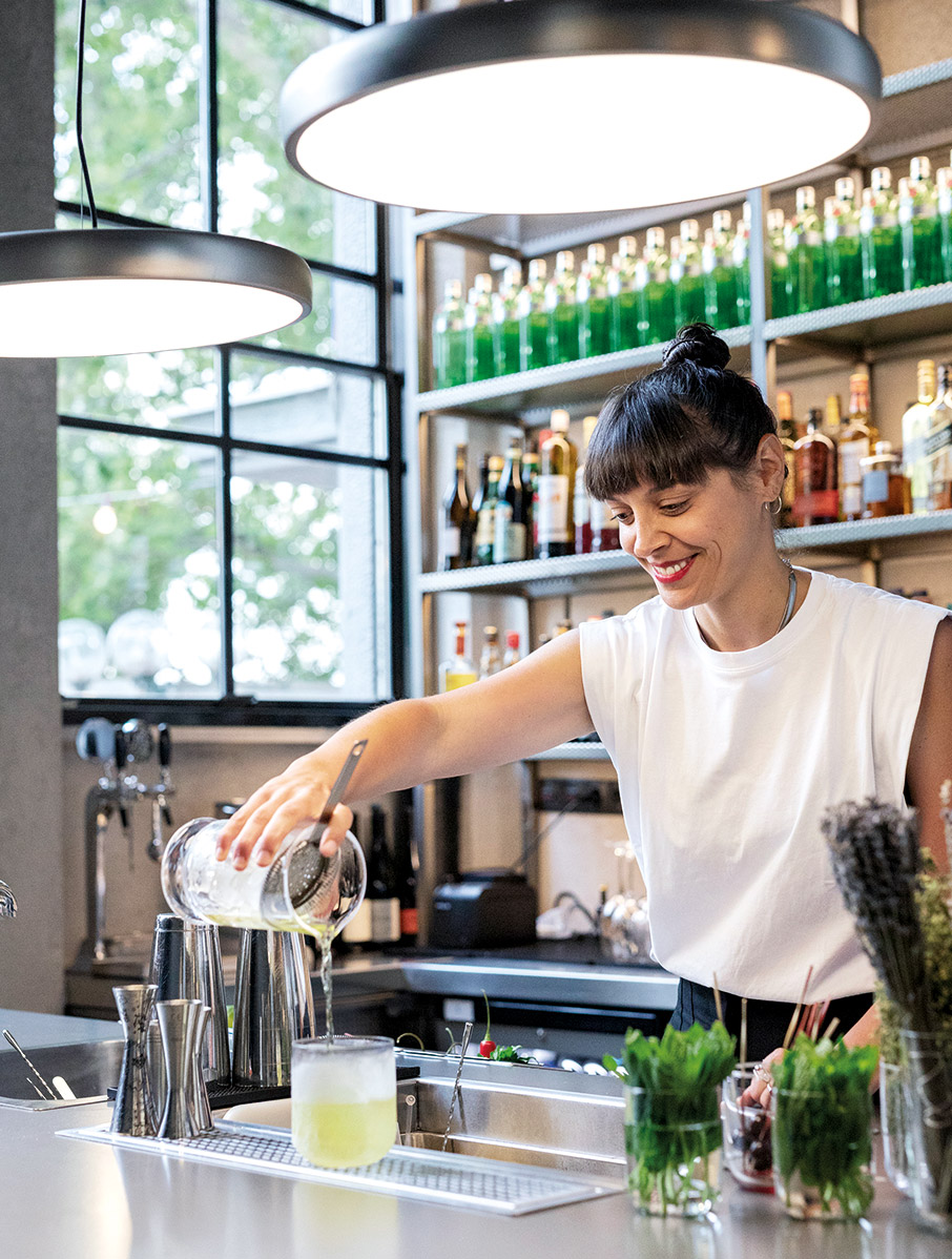 H Πόπη Σεβαστού έχει δοκιμάσει κρασί φιδιού*-1