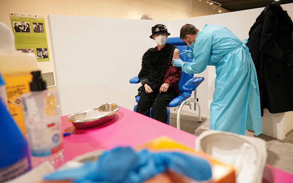 κορωνοϊός-ρεκόρ-εμβολιασμών-χθες-στη-561389545