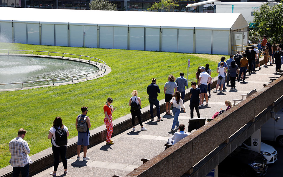 βρετανία-πλήρως-εμβολιασμένο-το-50-των-561387118