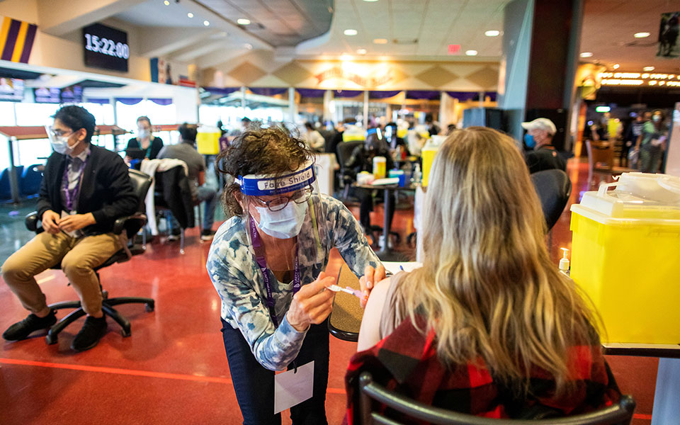 Ποιες χώρες είπαν «ναι» στον εμβολιασμό των εφήβων-1