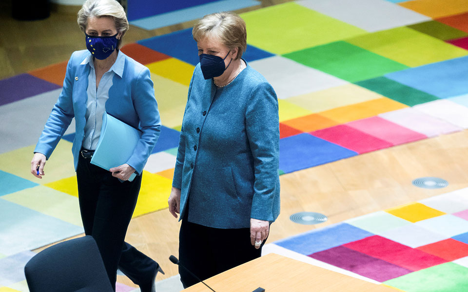 φον-ντερ-λάιεν-μέρκελ-υπέρ-της-επικαιρ-561407626