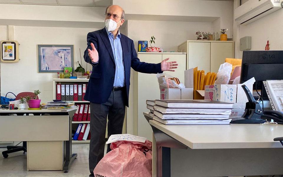 Αυτοψία Χατζηδάκη στον ΕΦΚΑ Αγ. Παρασκευής: Εργάζονταν 21 στους 35-1