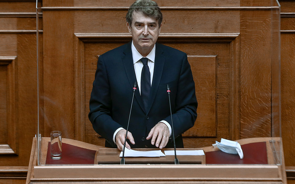 βουλή-μετωπική-με-φόντο-την-ασφάλεια-561389035