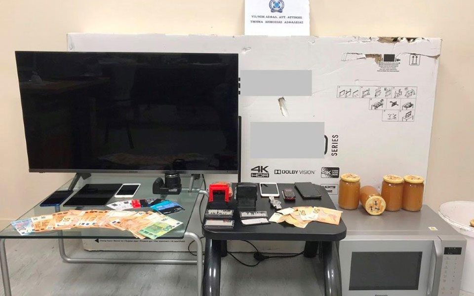 εξάρθρωση-σπείρας-που-διέπραττε-απάτ-561422185