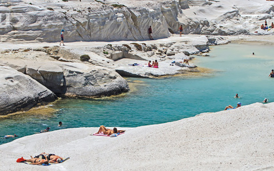 μήλος-πέρα-από-τις-παραλίες-561447817