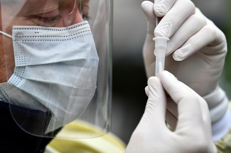 στο-βαθύ-κόκκινο-η-κύπρος-μέτρα-γι-561430327