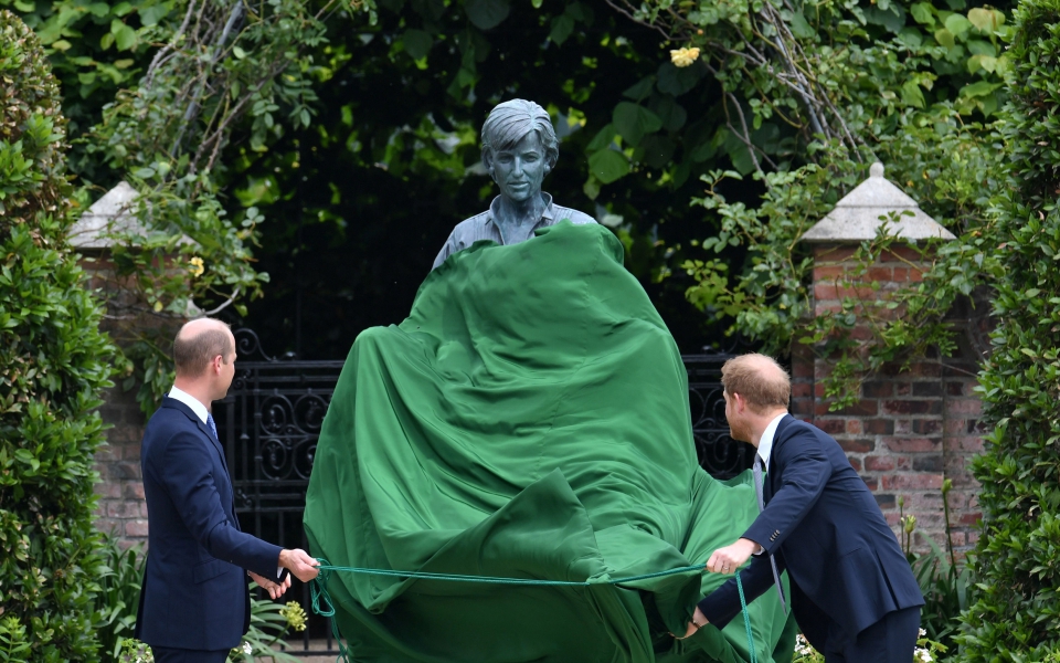 αποκαλυπτήρια-για-το-άγαλμα-της-νταϊά-561418702