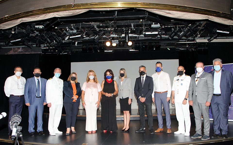 θερμή-υποδοχή-του-celestyal-olympia-στο-λιμάνι-της-θε-561425407