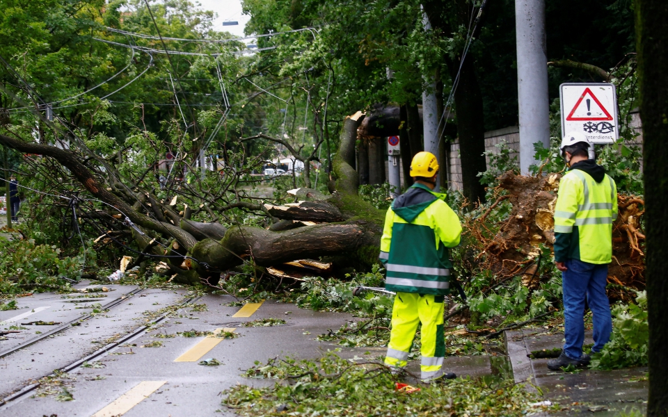 ελβετία-σφοδρές-βροχοπτώσεις-σε-δρόμ-561432067