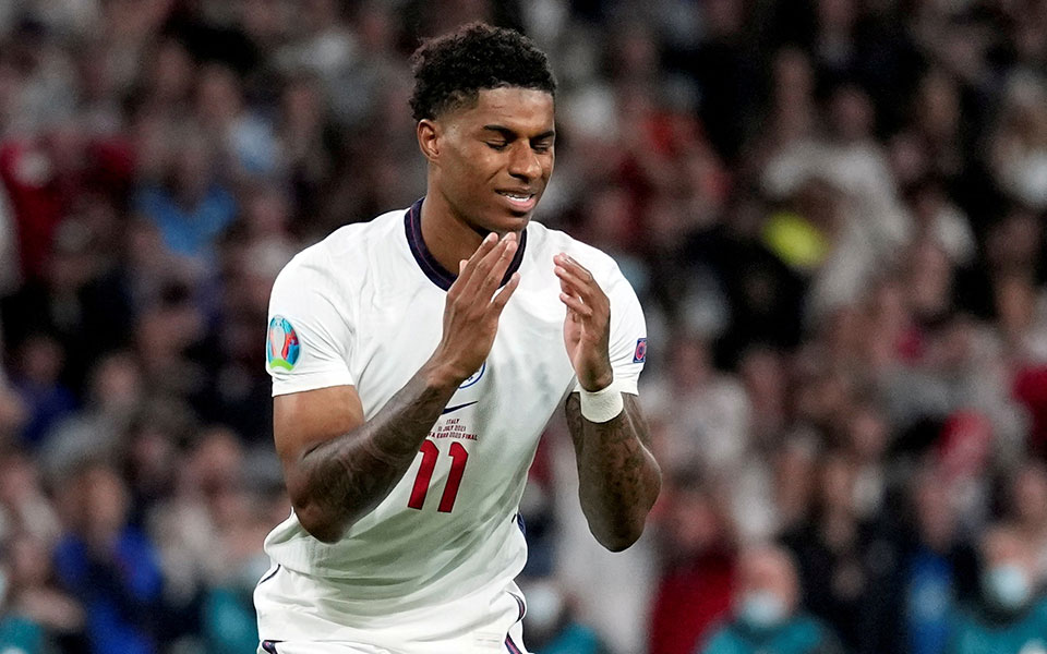 ένα-βιβλιοφιλικό-γκολ-κατά-του-ρατσισ-561435667