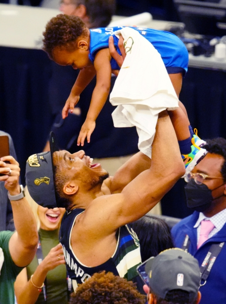 Γιάννης Αντετοκούνμπο: Περήφανος πρωταθλητής με τους Μπακς στο NBA-2