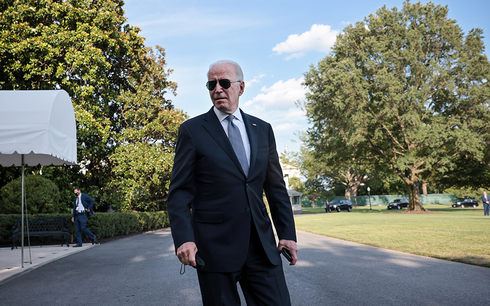 ηπα-καρότο-και-μαστίγιο-εφαρμόζει-η-561452368