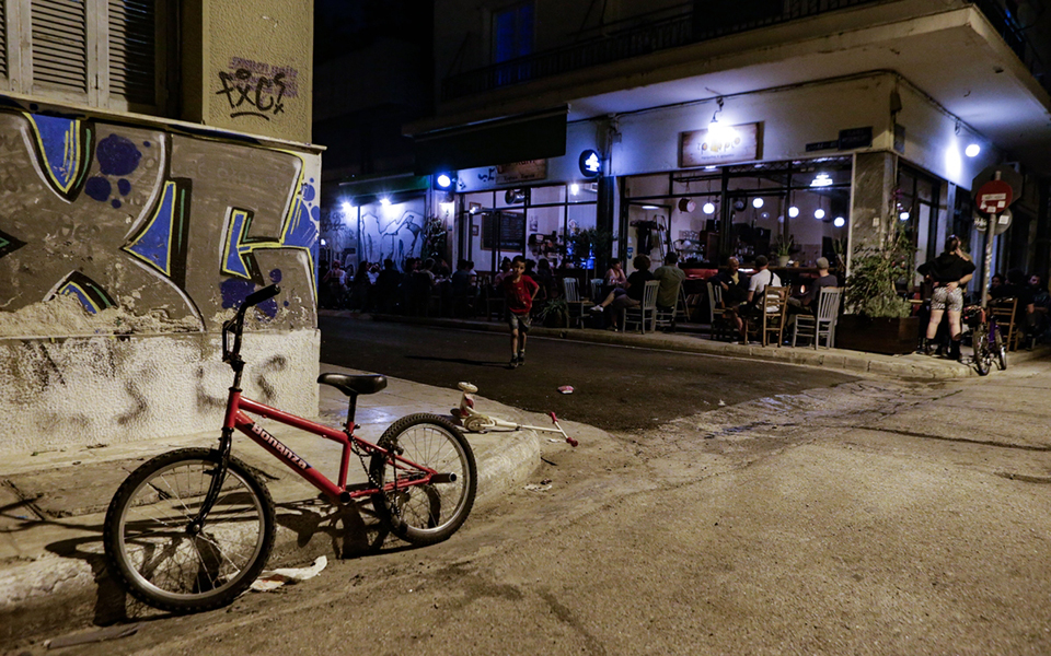 κορωνοϊός-καθιστοί-στα-μπαρ-μετά-τα-1-797-κ-561424555