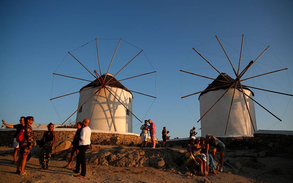 βαριά-πρόστιμα-για-κορωνοπάρτι-στη-561446854