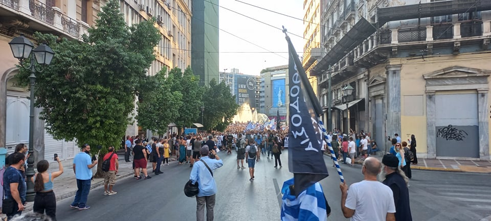 Σε εξέλιξη πορεία αντιεμβολιαστών στο κέντρο της Αθήνας (εικόνες)-1