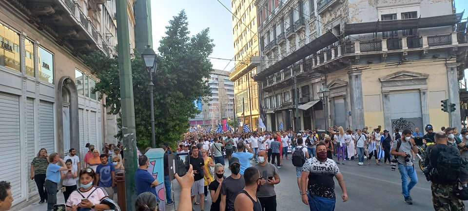 Σε εξέλιξη πορεία αντιεμβολιαστών στο κέντρο της Αθήνας (εικόνες)-3