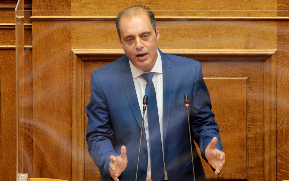 πολιτικός-καύσωνας-στη-βουλή-561419608