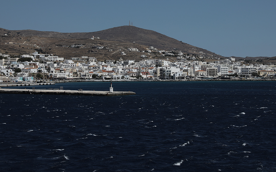 χ-γώγος-και-η-τήνος-στα-κόκκινα-νησι-561450070