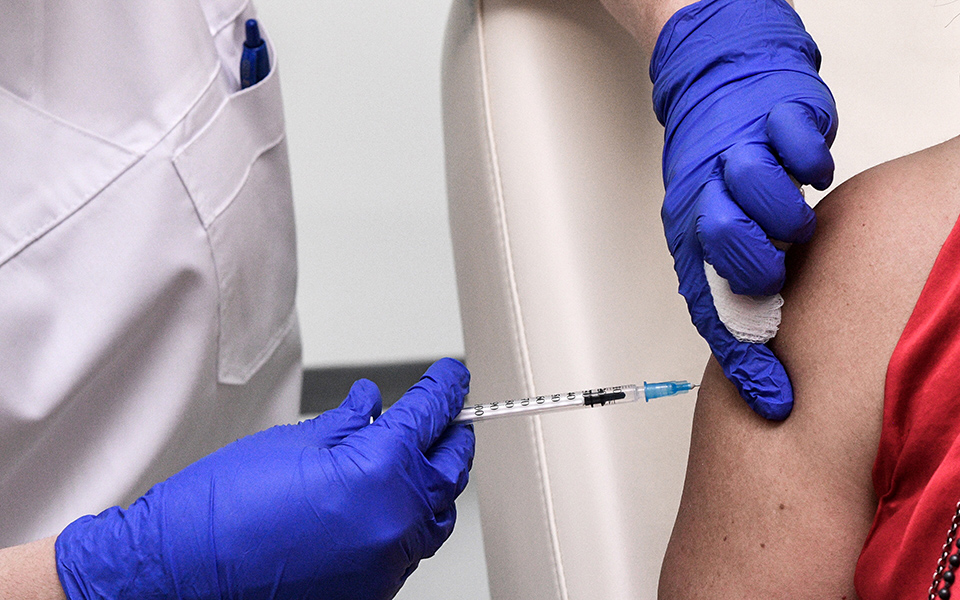 ο-εμβολιαστικός-γολγοθάς-μιας-ελληνί-561452443