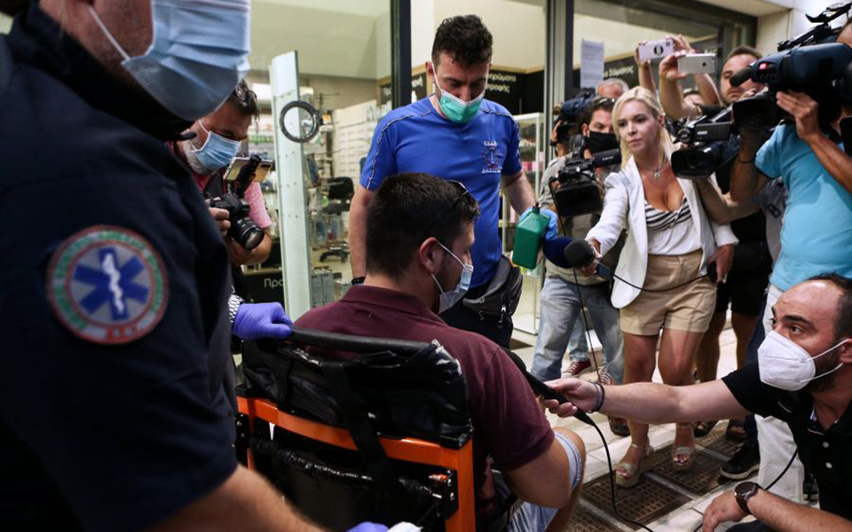 Ένοπλη ληστεία με έναν τραυματία στην Καισαριανή (φωτογραφίες)-2