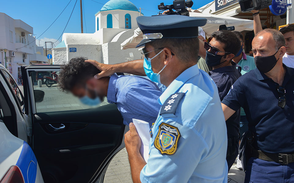 γιατρός-φολεγάνδρου-η-γαρυφαλλιά-ίσω-561443800