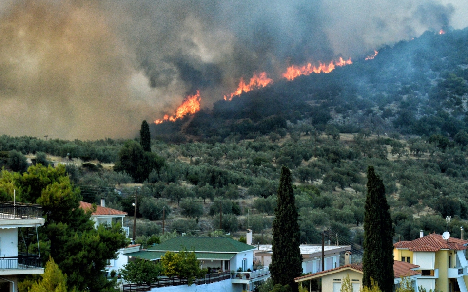 μάχη-με-τις-φλόγες-σε-κορινθία-και-αργο-561445609