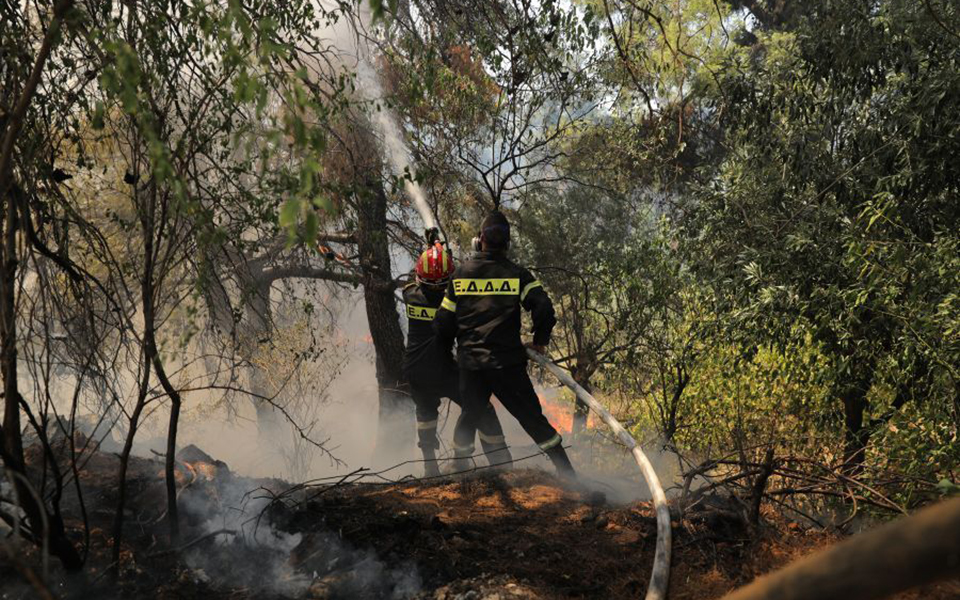 Φωτιά σε Σταμάτα – Ροδόπολη: Περιορίζεται το πύρινο μέτωπο, πληροφορίες για ζημιές σε 20 σπίτια-2