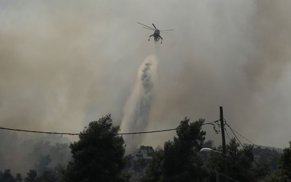 Φωτιά σε Σταμάτα – Ροδόπολη: Περιορίζεται το πύρινο μέτωπο, πληροφορίες για ζημιές σε 20 σπίτια-3