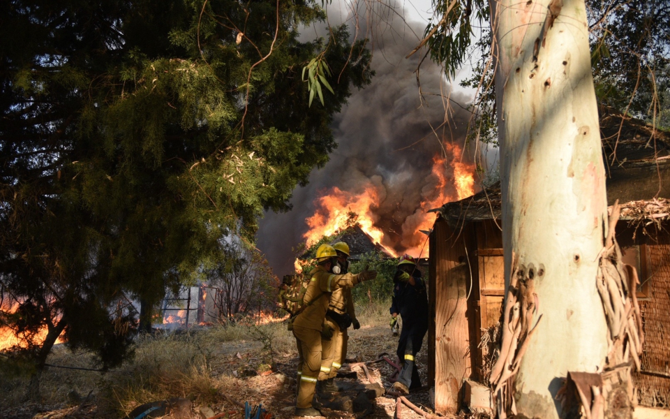 Φωτιά στην Αχαΐα: Μαίνεται ανεξέλεγκτη – Κάηκαν πάνω από 20 σπίτια-2