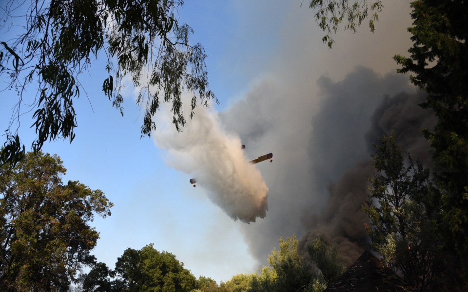 Φωτιά στην Αχαΐα: Μαίνεται ανεξέλεγκτη – Κάηκαν πάνω από 20 σπίτια-1