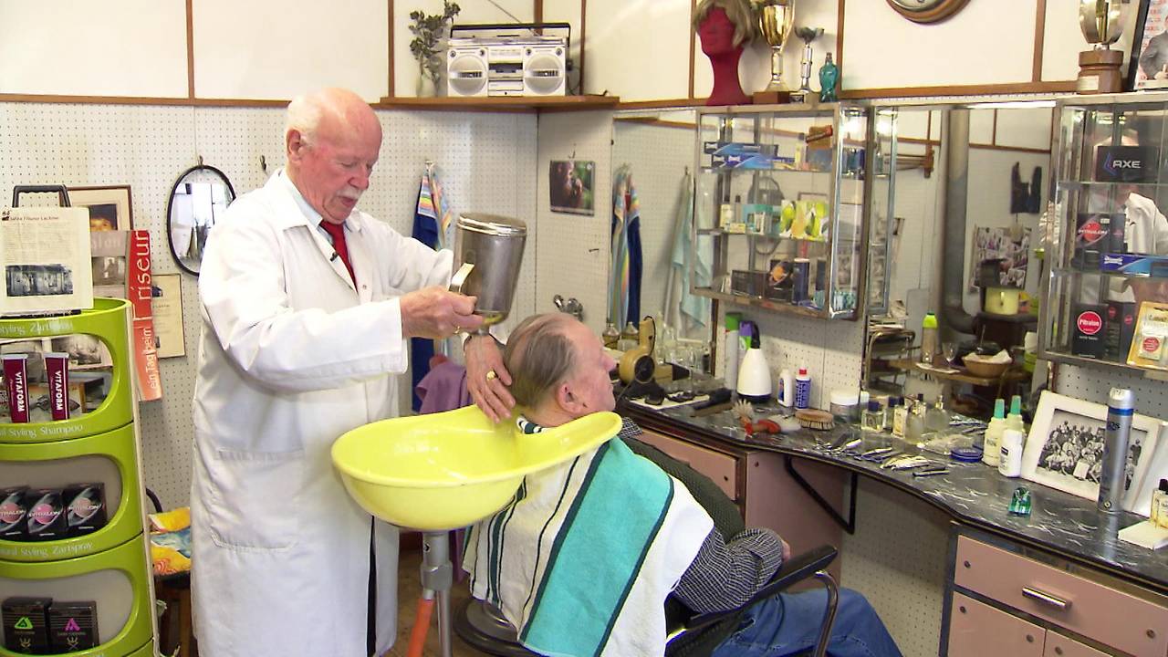 Αυστρία: 92χρονος με ψαλίδια και ξυράφια – Ο αρχαιότερος εν ενεργεία κουρέας-1