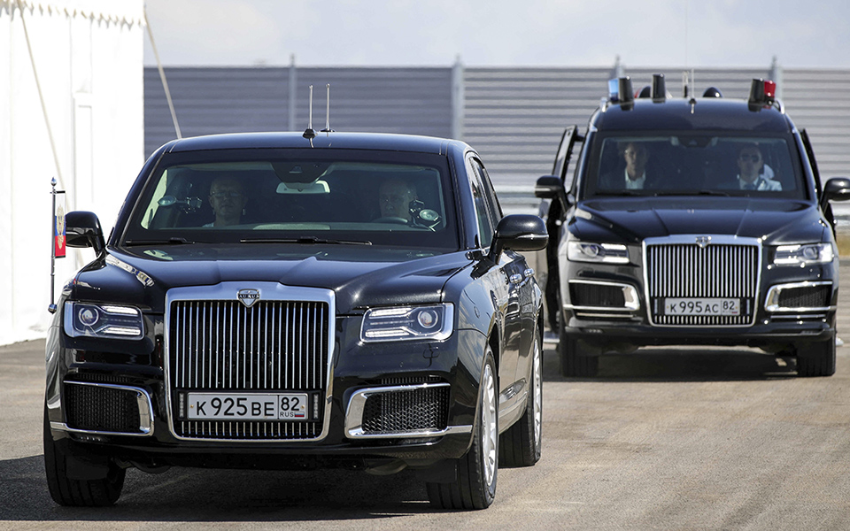 πούτιν-βόλτα-στη-μόσχα-οδηγώντας-τη-λι-561426874