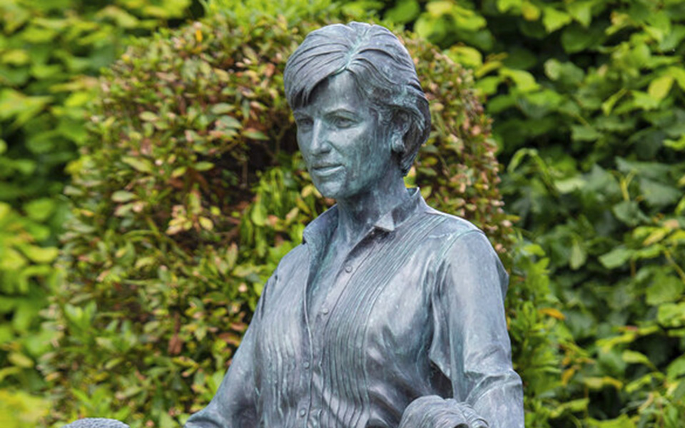 Η έμπνευση του γλύπτη για το άγαλμα της Νταϊάνα που διχάζει (εικόνες – βίντεο)-3