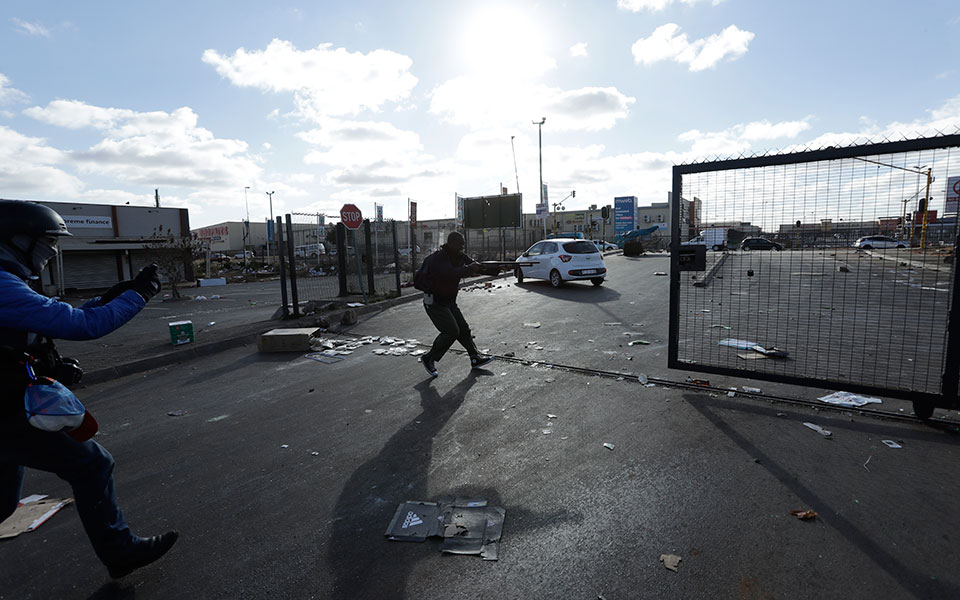 νότια-αφρική-72-νεκροί-στα-πιο-βίαια-επε-561432436