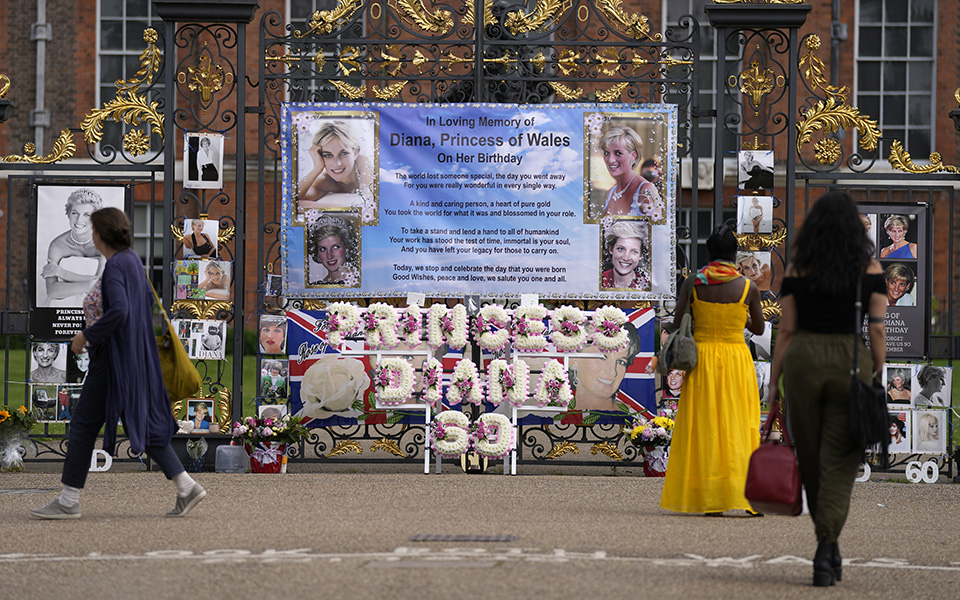 λουλούδια-και-αφίσες-για-τα-60α-γενέθλια-561418063