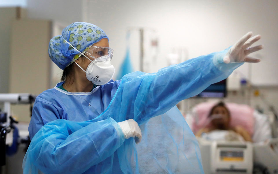 κορωνοϊός-πιο-ελαφρύ-προφίλ-νοσηρότη-561436624