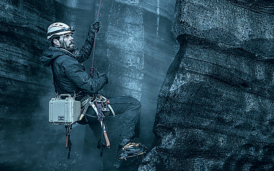 θρίλερ-πνιγμένο-στις-στάχτες-του-ηφ-561421789