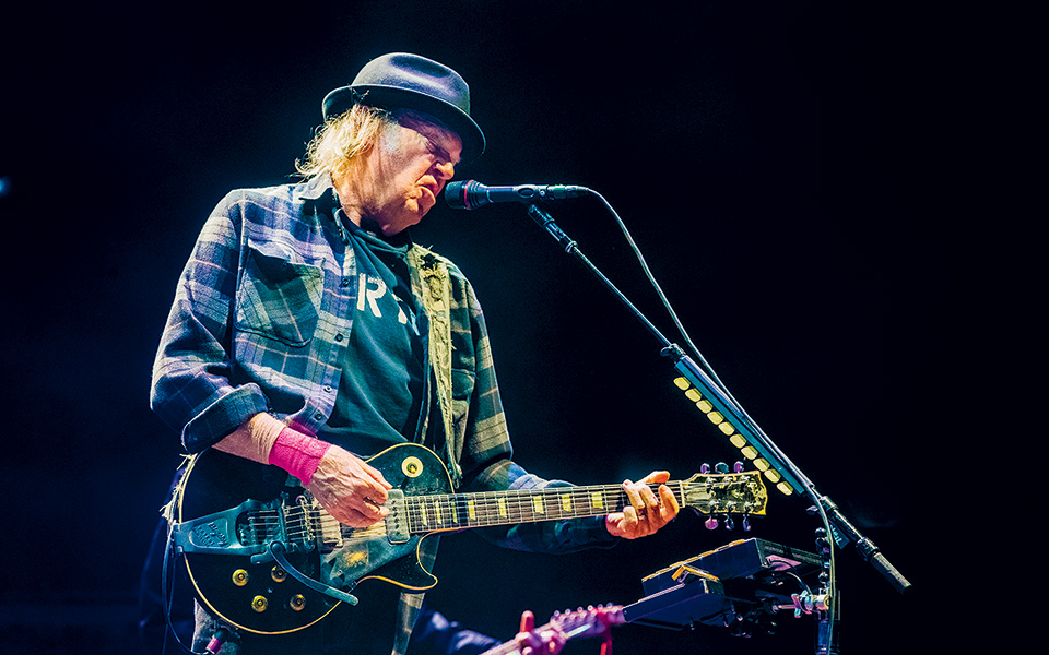 μια-επίμονη-φωνή-που-έχει-κάτι-να-μας-πε-561421813