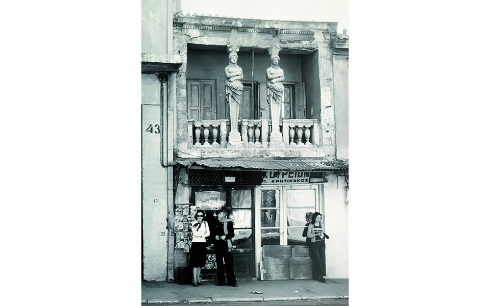 οι-ατθίδες-κόρες-και-ο-τσαρούχης-561421591